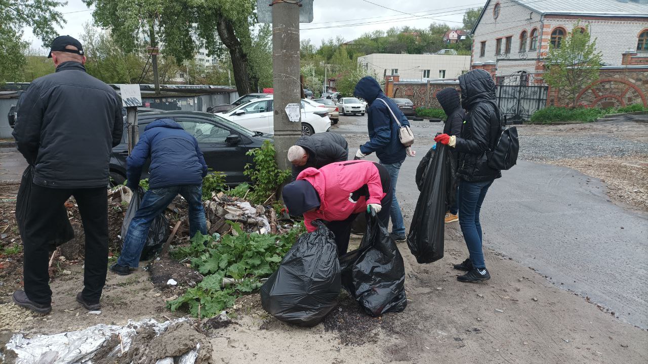 20 курян проводят уборку на улицах Ендовищенской и Береговой