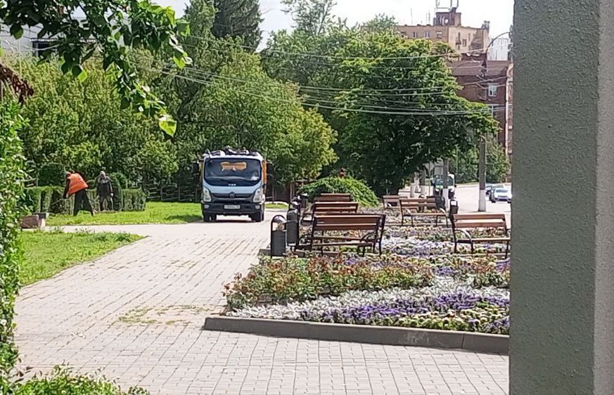 Наводят порядок в курских парках 42 специалиста и 11 спецмашин