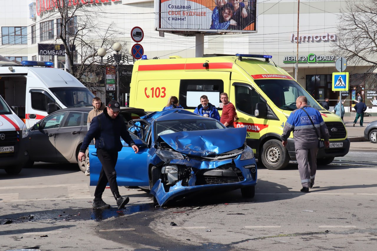 Несколько людей пострадало в результате ДТП на Дзержинского в Курске