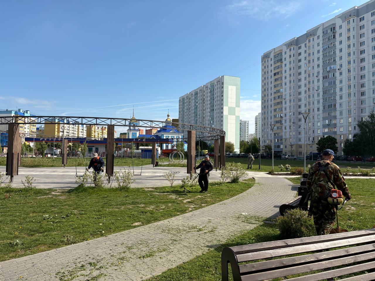В уборке общественных пространств Курска задействованы 12 машин
