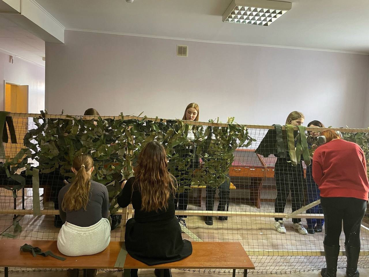 Студенты и преподаватели факультета СПО Курского ГАУ изготовили маскировочные сети