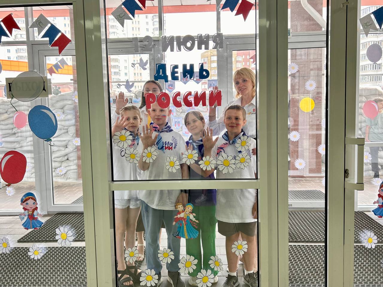 В Курске в рамках акции «Окна России» учащиеся и педагоги украсили школу № 60
