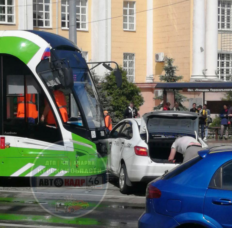 В центре Курска трамвай «Львёнок» попал в ДТП
