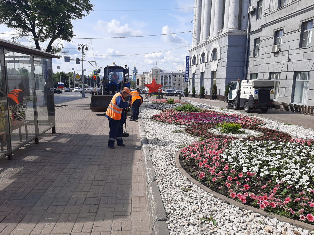 В Курске уборку улиц проводят 72 сотрудника подрядной организации