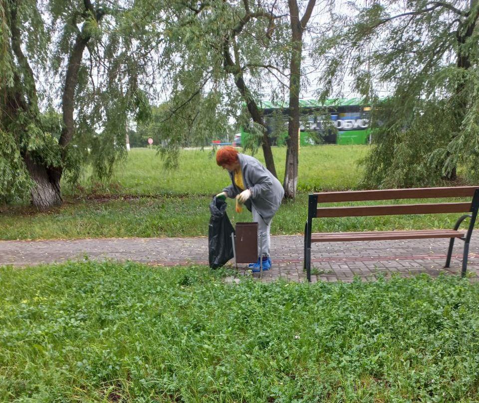Территории парков и скверов Курска убирают 42 специалиста и 11 единиц техники