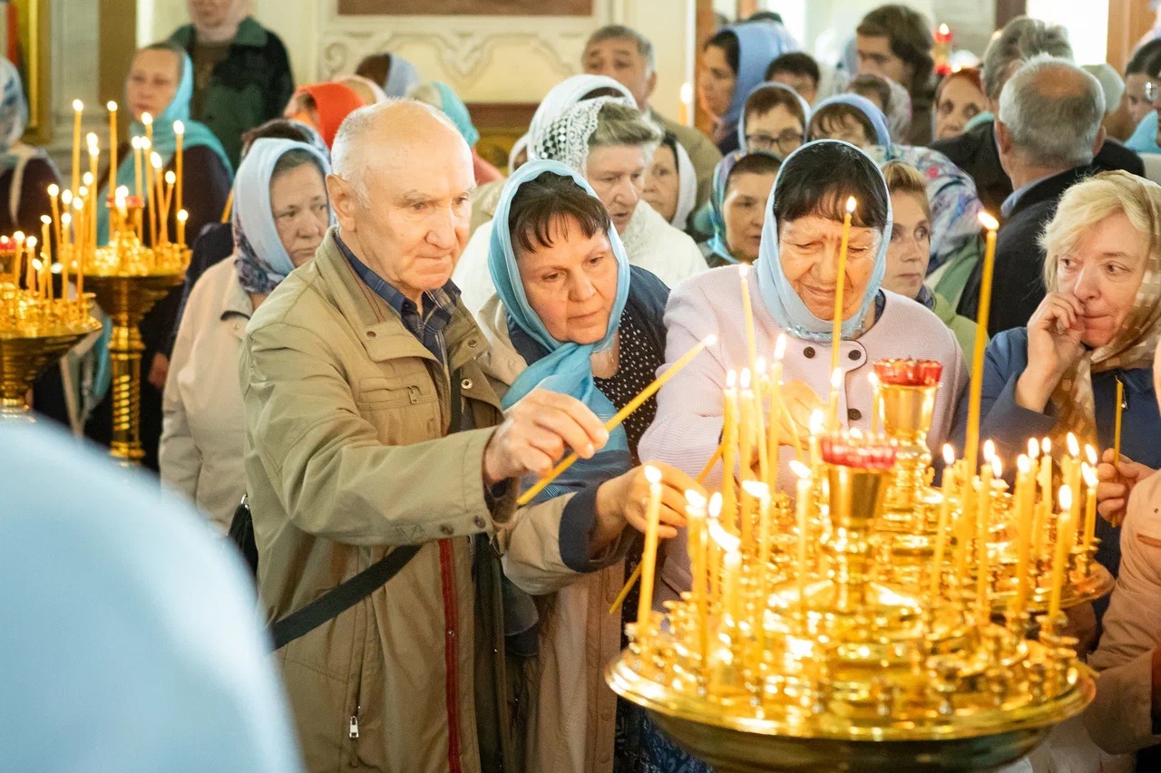 В стенах Воскресенского храма в Курске началось совершение Божественной литургии