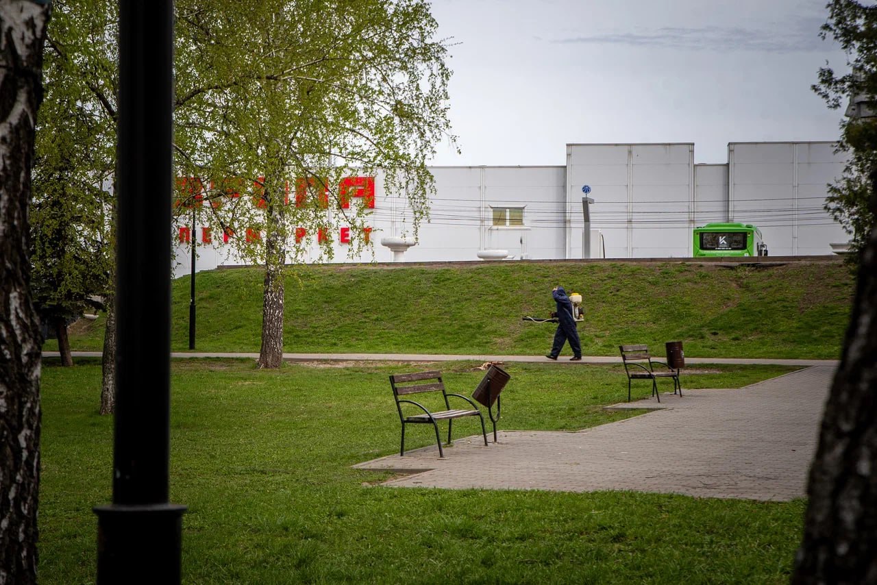В Железнодорожном округе Курска обрабатывают от клещей два общественных пространства