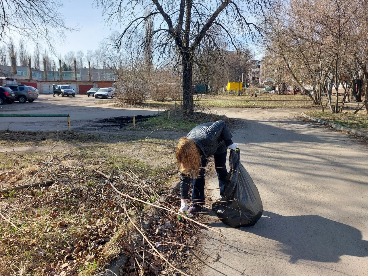 В Курске убирают мусор на Серёгина