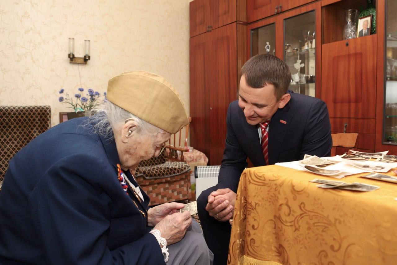 Глава Курска поздравил с 9 Мая участницу Великой Отечественной войны 101-летнюю Анну Волковскую