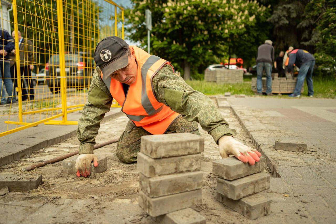 В Курске началось благоустройство территории рядом с ТЦ «Куряночка»