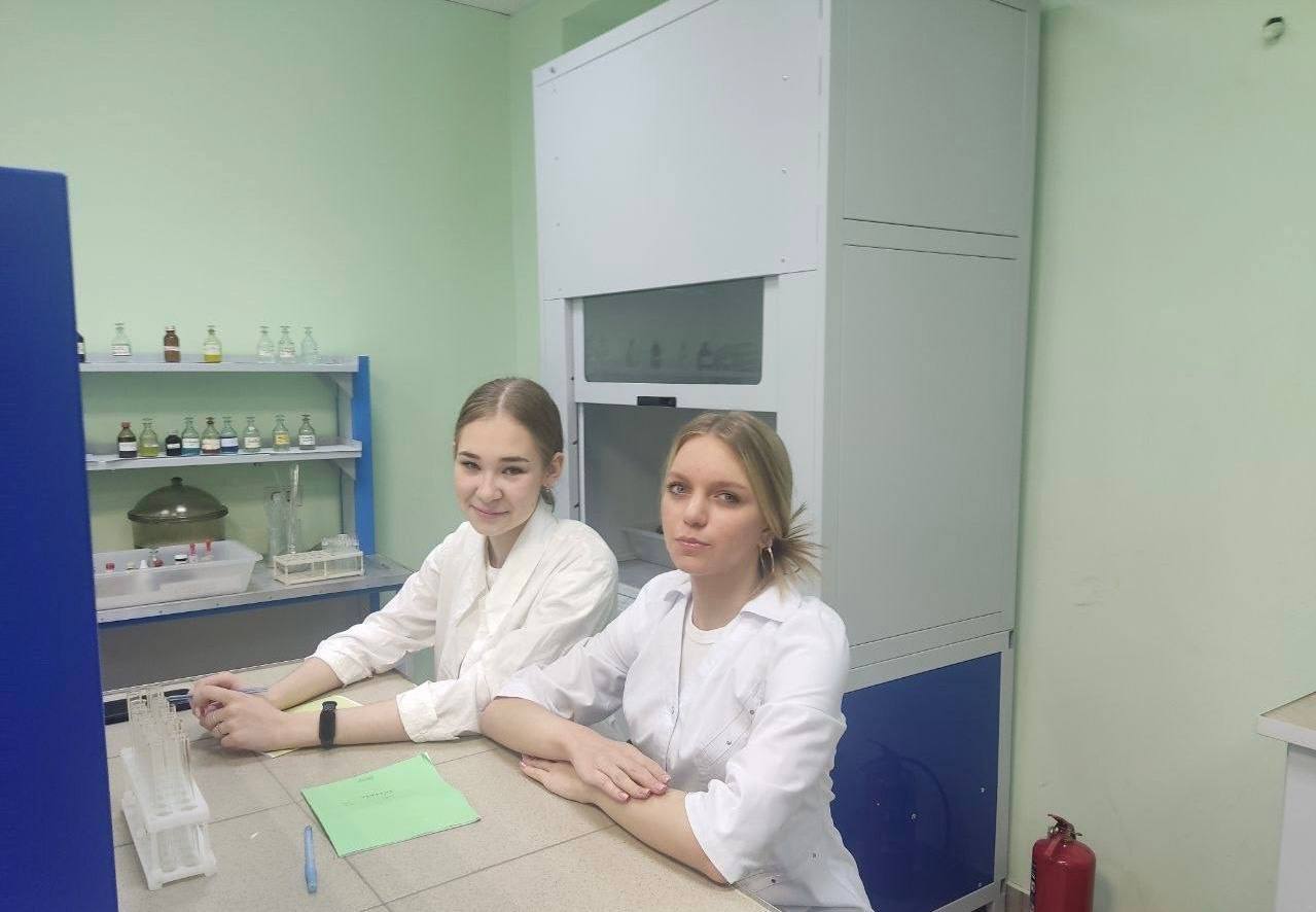 Курские школьники исследовали химические реакции в КГМУ