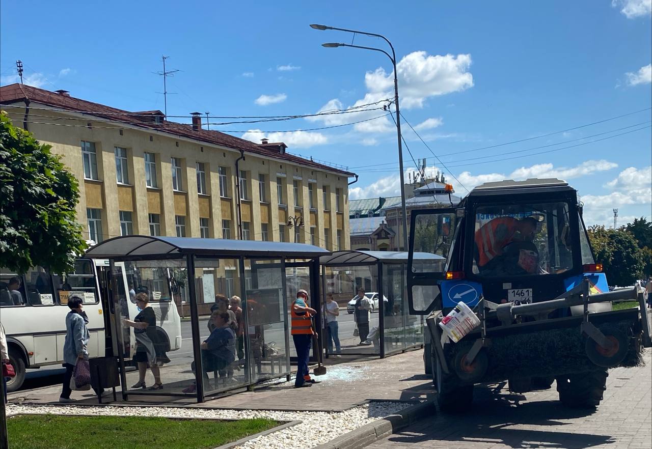 В Курске на площади Перекальского вандалы разбили стекло на остановке