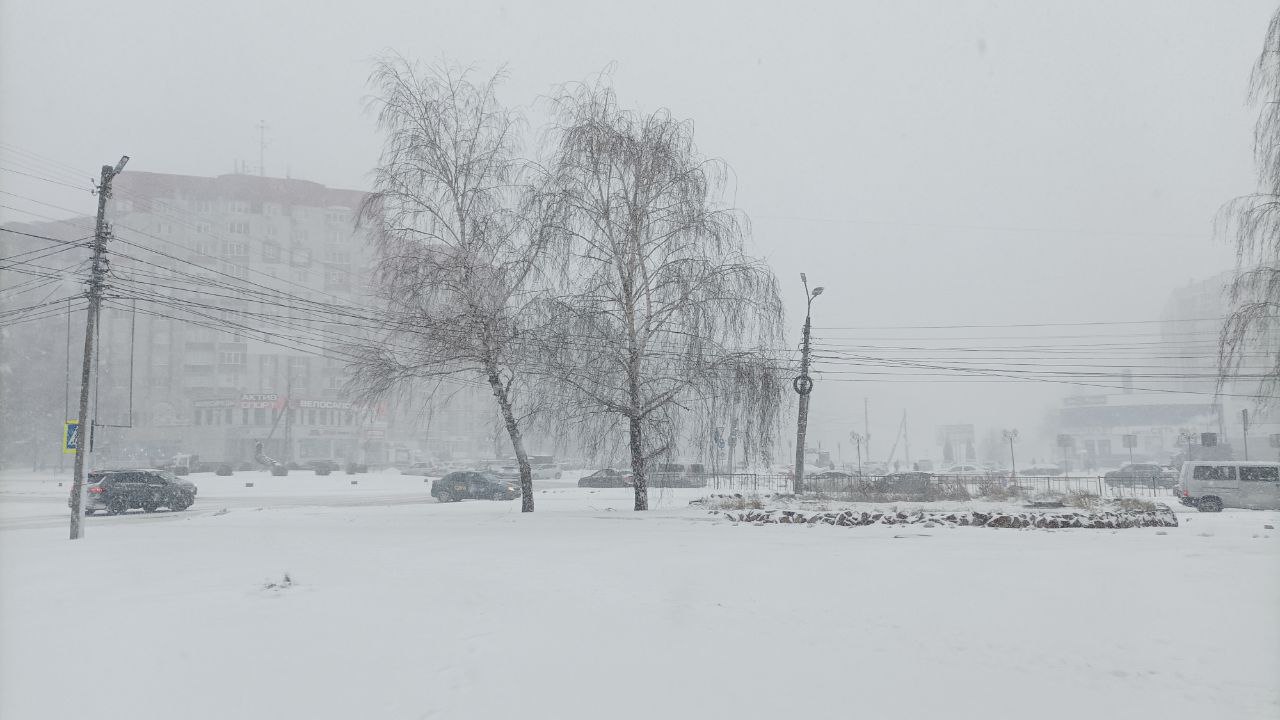 В Курске на уборку дворов МКД выходят около 600 специалистов УК