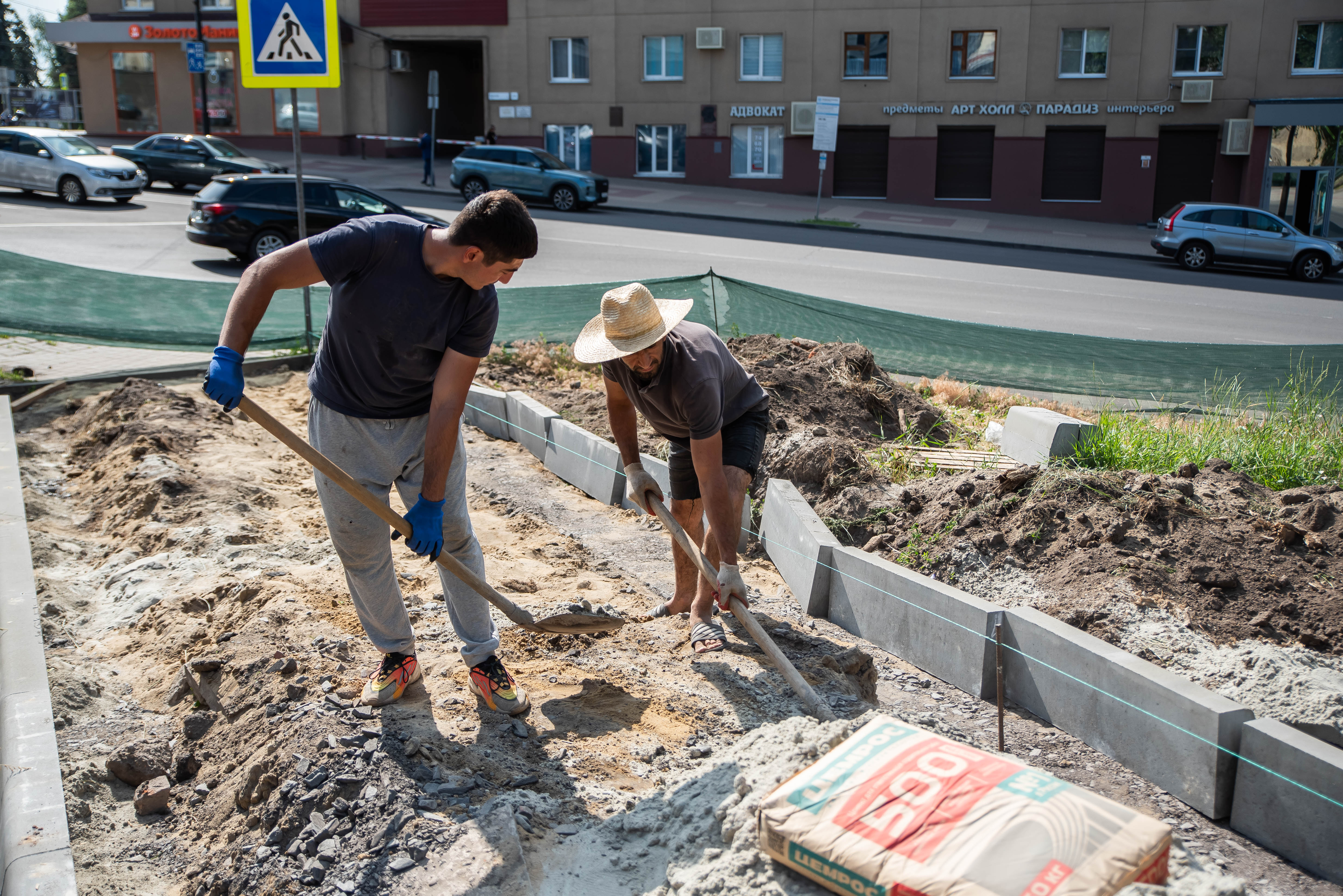В курском сквере «Спутник» устанавливают бордюрный камень