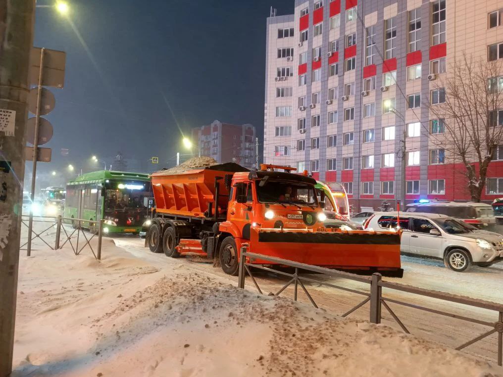 В Курске на уборку улиц после снегопада вывели 72 единицы спецтехники