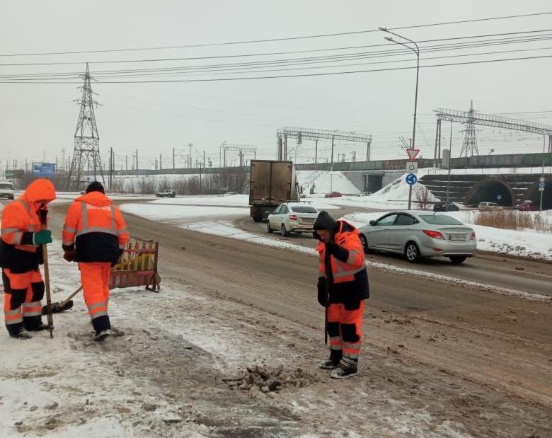 В Курске убрали снег с остановок и переходов на четырёх улицах