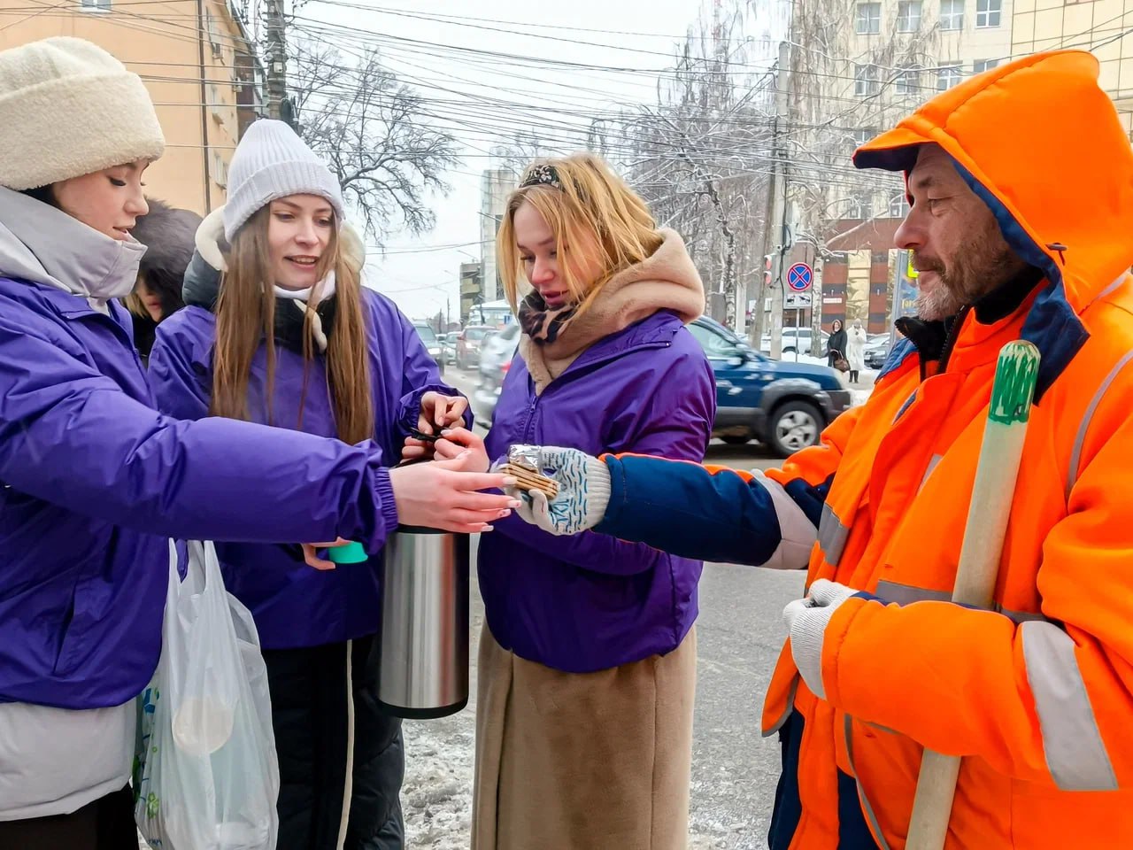 Волонтеры согрели дорожных рабочих Курска горячим чаем в морозный день