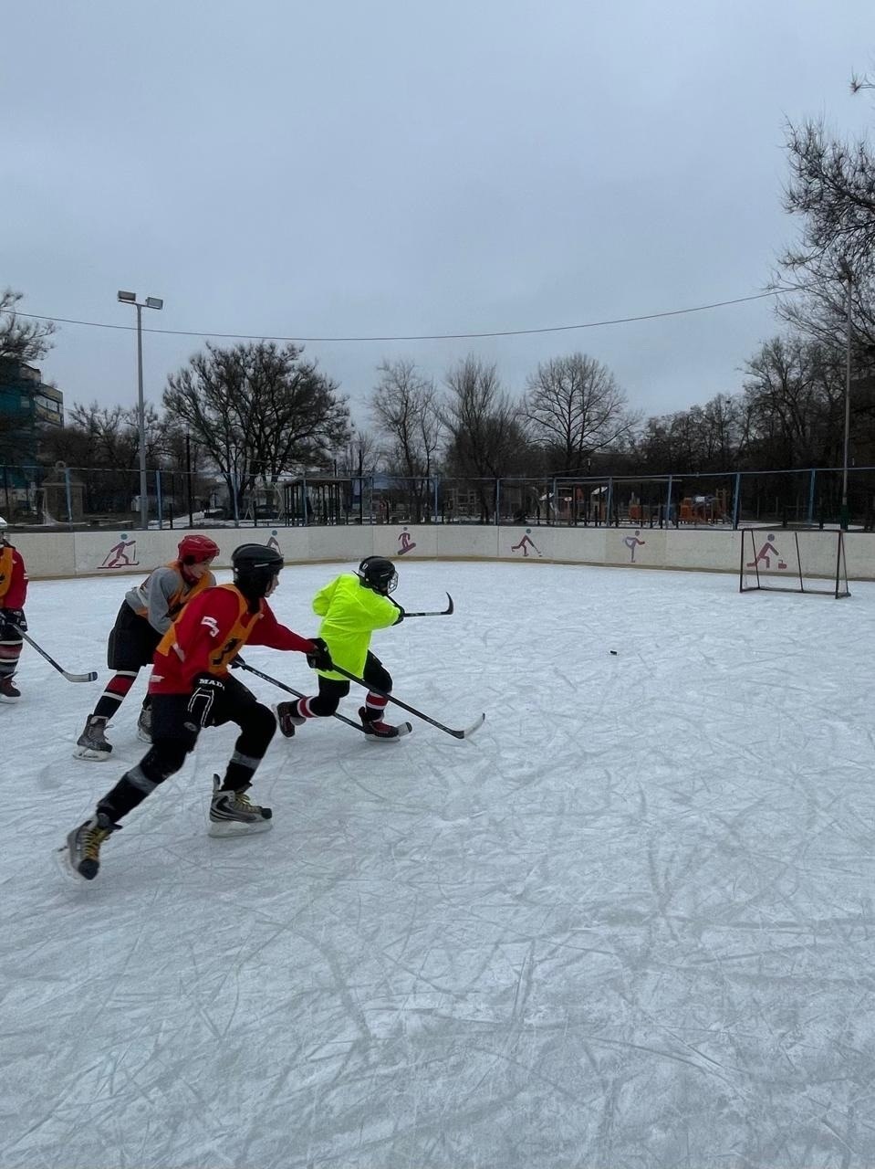 Юных курян приглашают научиться играть в хоккей