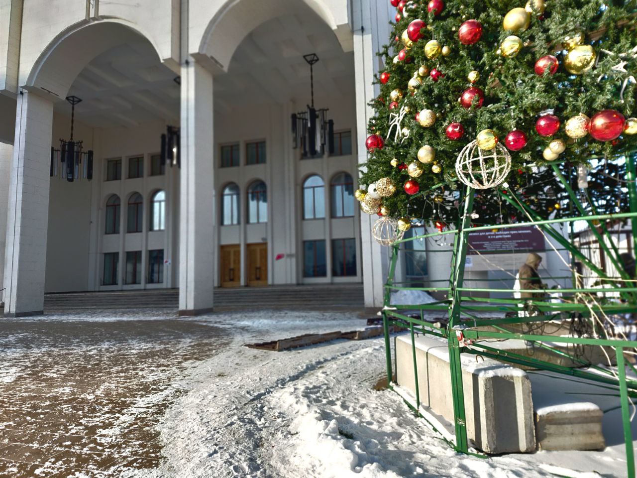 Новогодняя ёлка покидает Театральную площадь в Курске