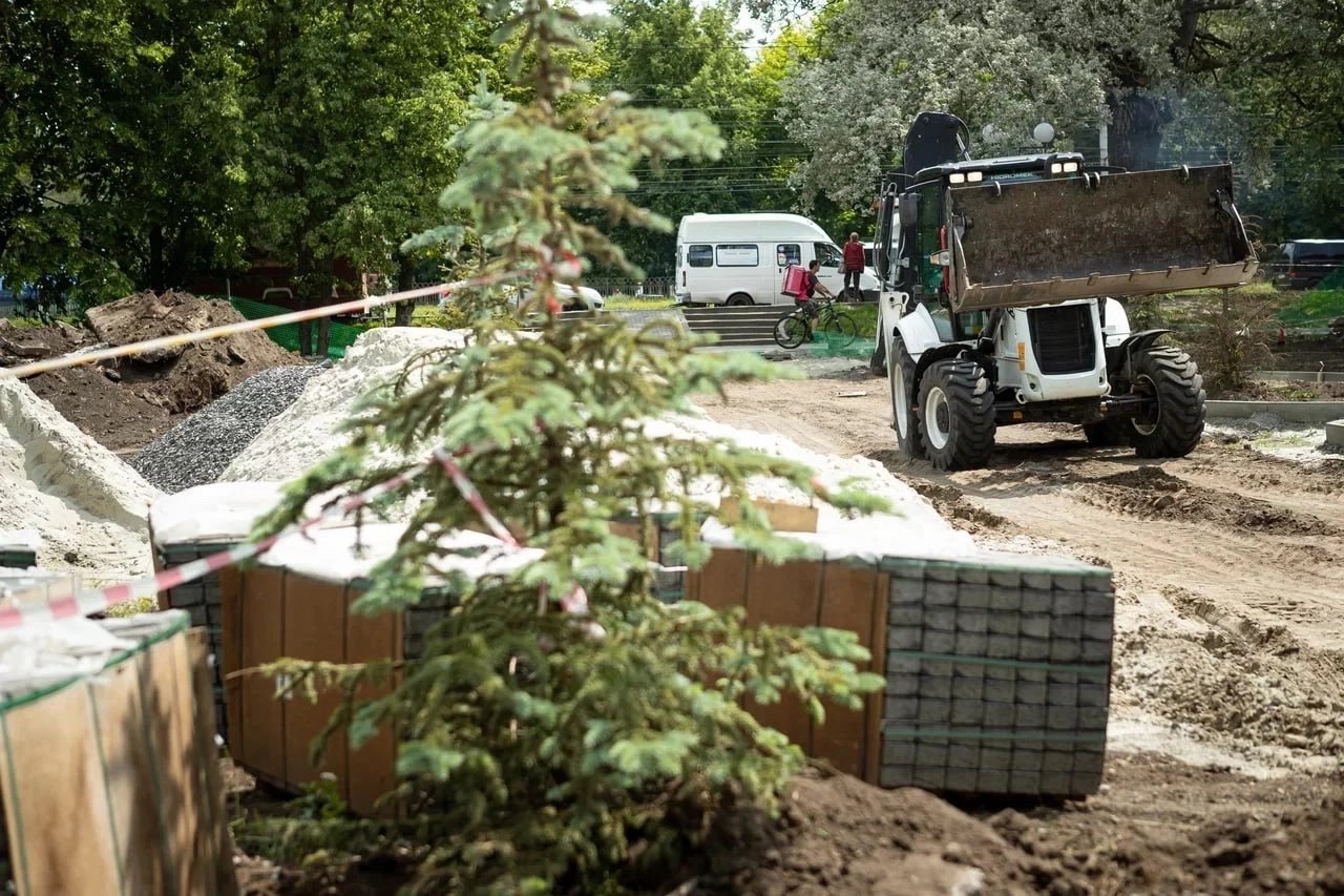В Курске продолжаются мероприятия по улучшению территории парка на улице Гагарина