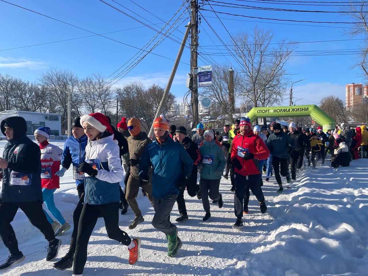 В Новогоднем забеге обещаний поучаствовали около 400 курян