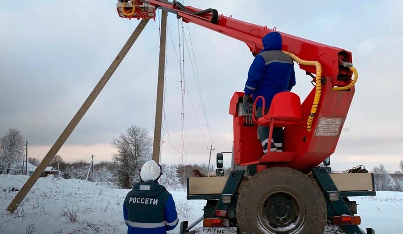 Восстанавливают электричество в Курской области 65 бригад специалистов