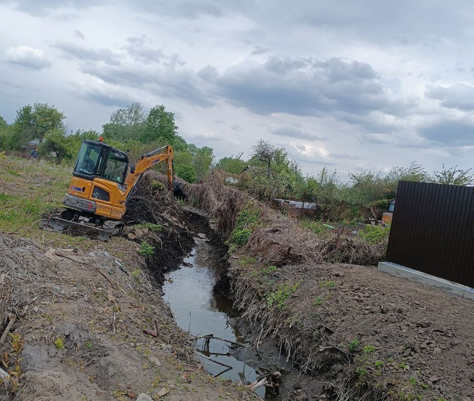 На трёх улицах Курска очистили от мусора водоотводные канавы