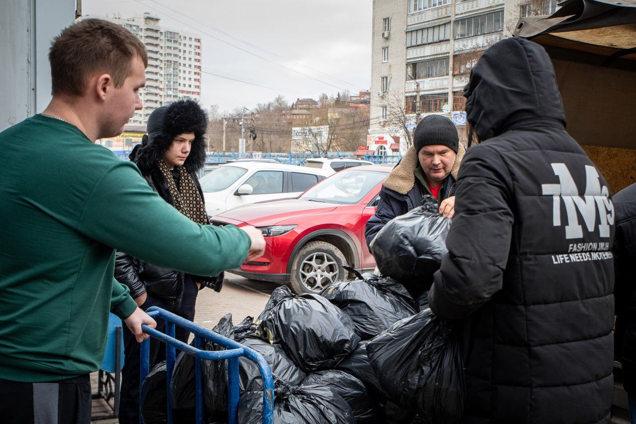 Вадим Беленьков провел выдачу гуманитарной помощи в здании Курского Центрального рынка