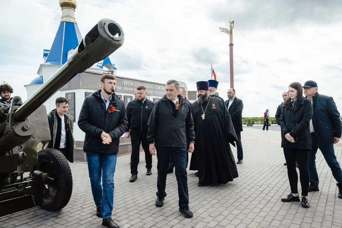 Александр Хинштейн со старшим сыном посетили Поклонную высоту 269