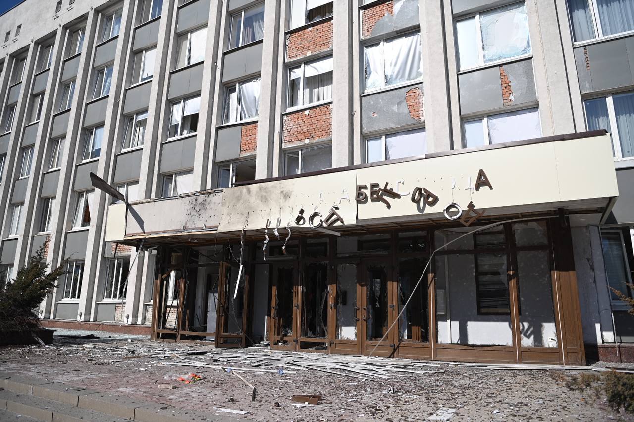 В соседнем с Курском Белгороде в здание администрации города врезался украинский беспилотник