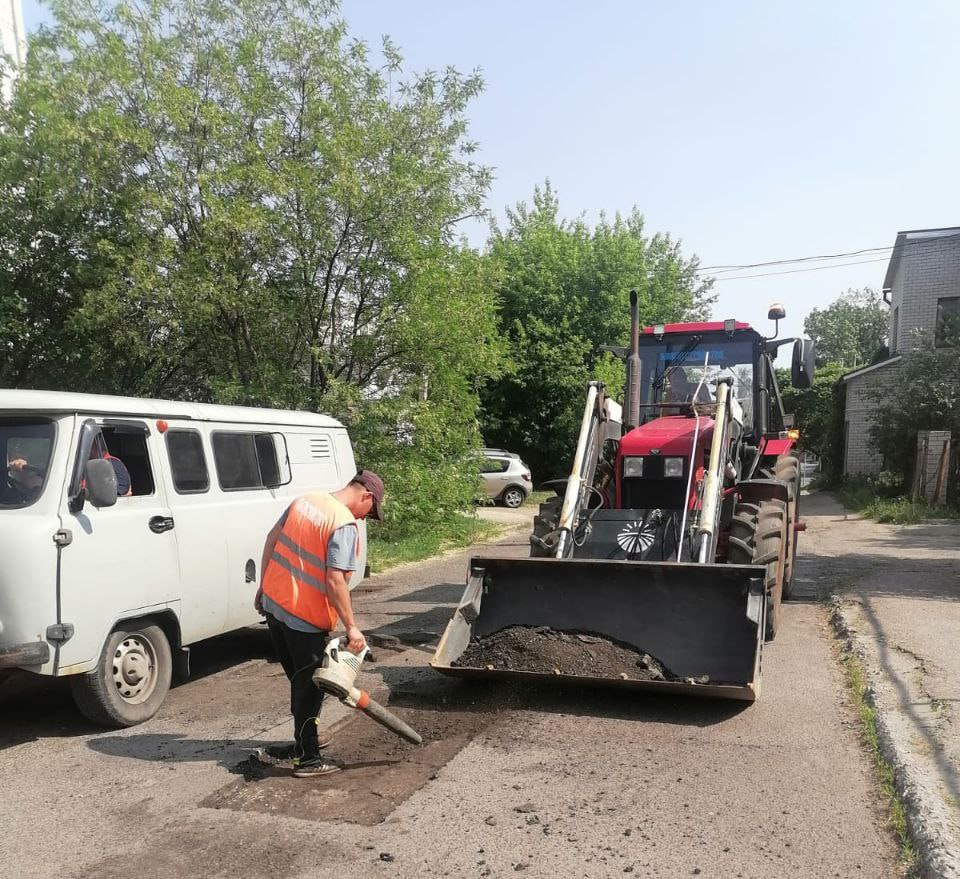 В Курске на дорогах в районах Институтской и Краснознамённой устраняют выбоины