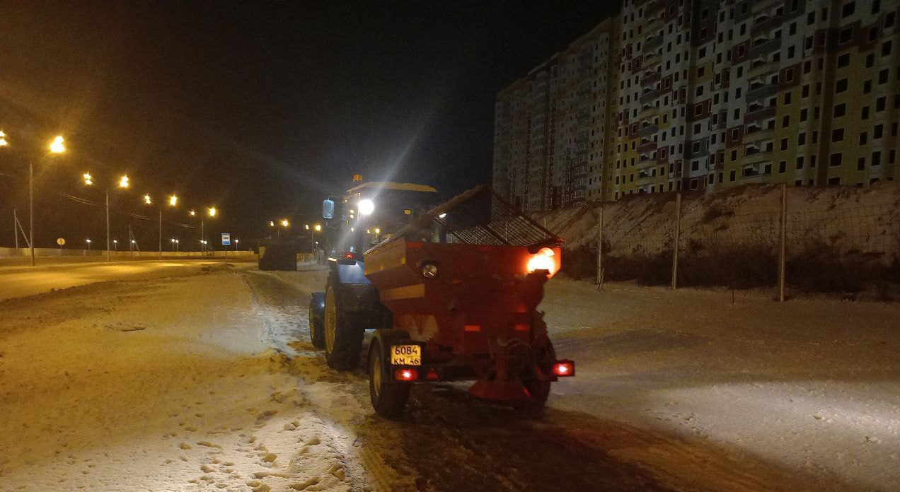 На 30 улицах Курска обработают тротуары противогололедными реагентами