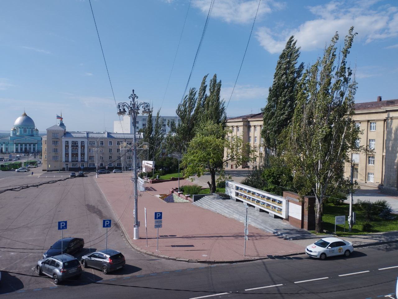 На более восьми улицах Курска шквалистый ветер повалил деревья