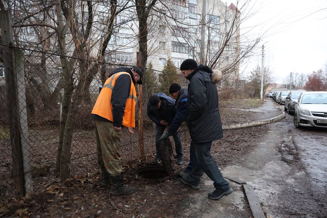 В Курске на Хуторской, 13 прочистили забитую отходами канализацию