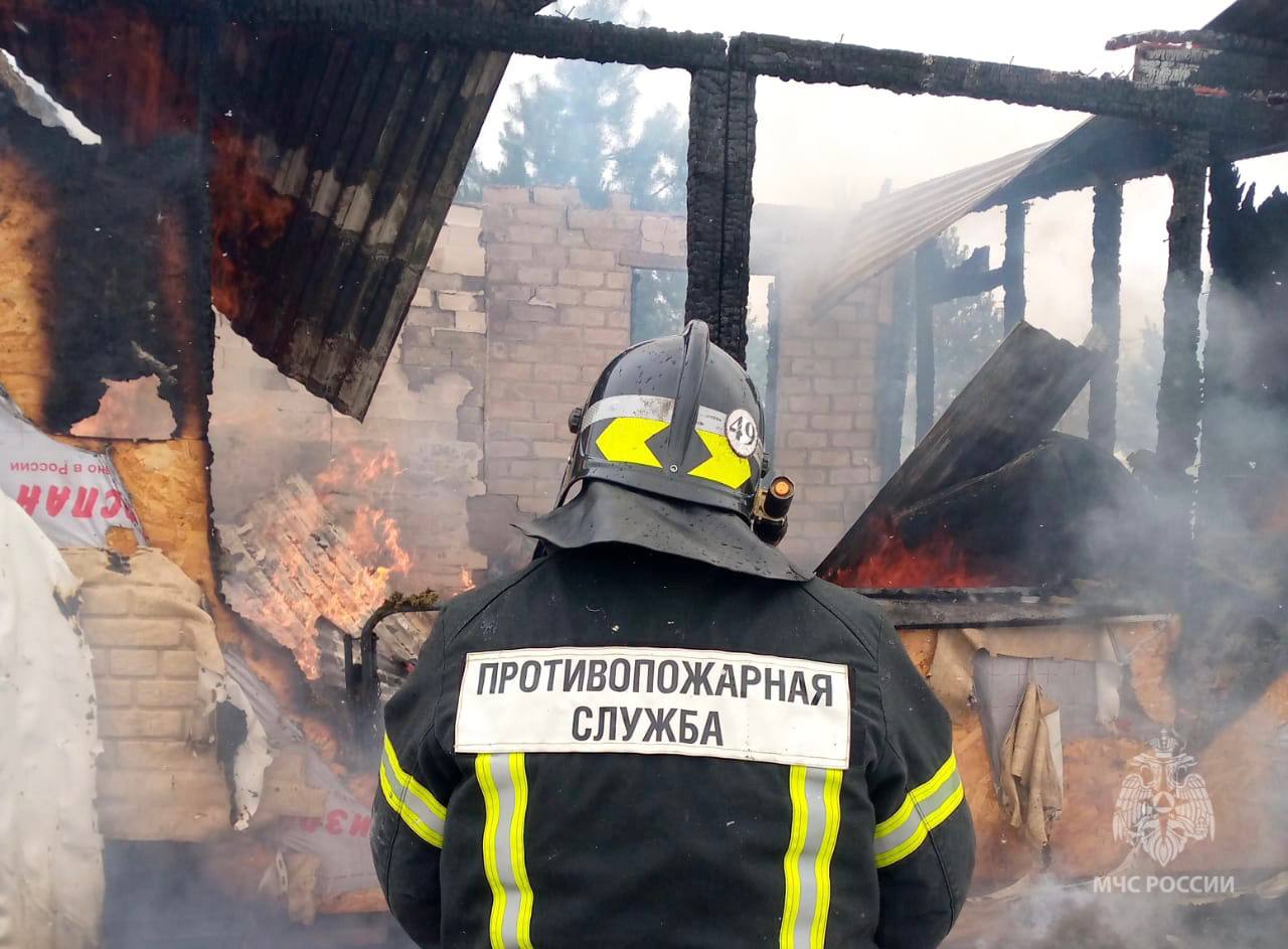 В Курской области пожарные ликвидировали огонь в кирпичном дачном доме