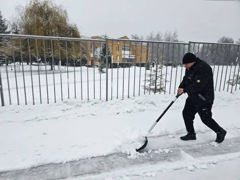 Курские споршколы убирают снег вокруг своих территорий