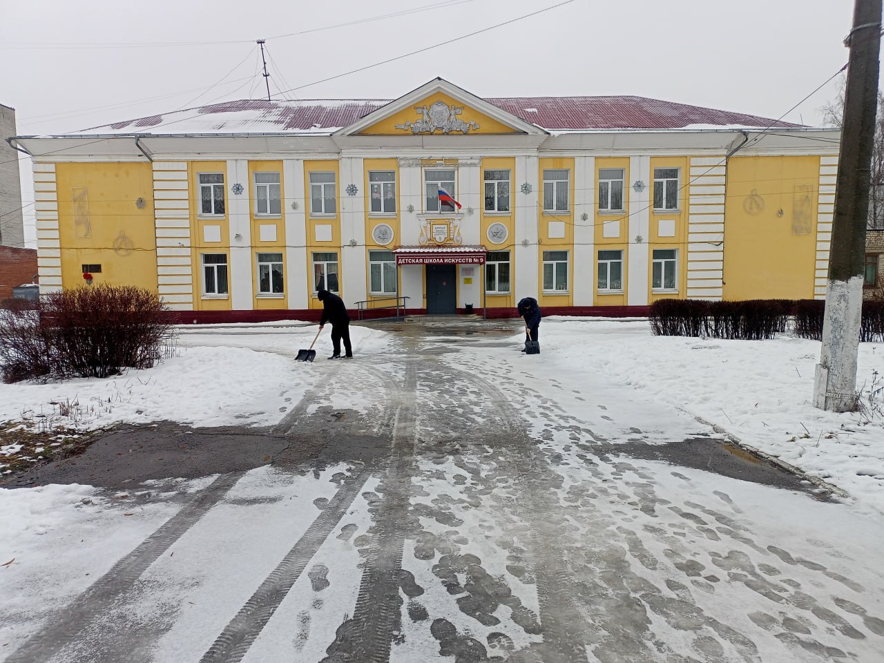 Сотрудники учреждений культуры Курска расчистили территории вокруг своих организаций